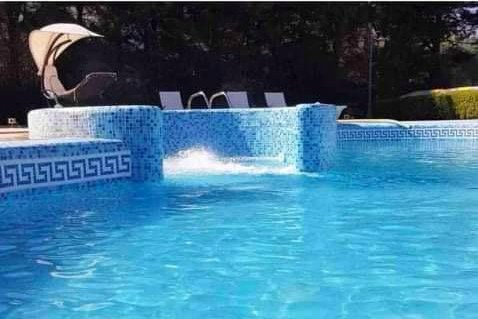 Dettaglio della cascata in piscina