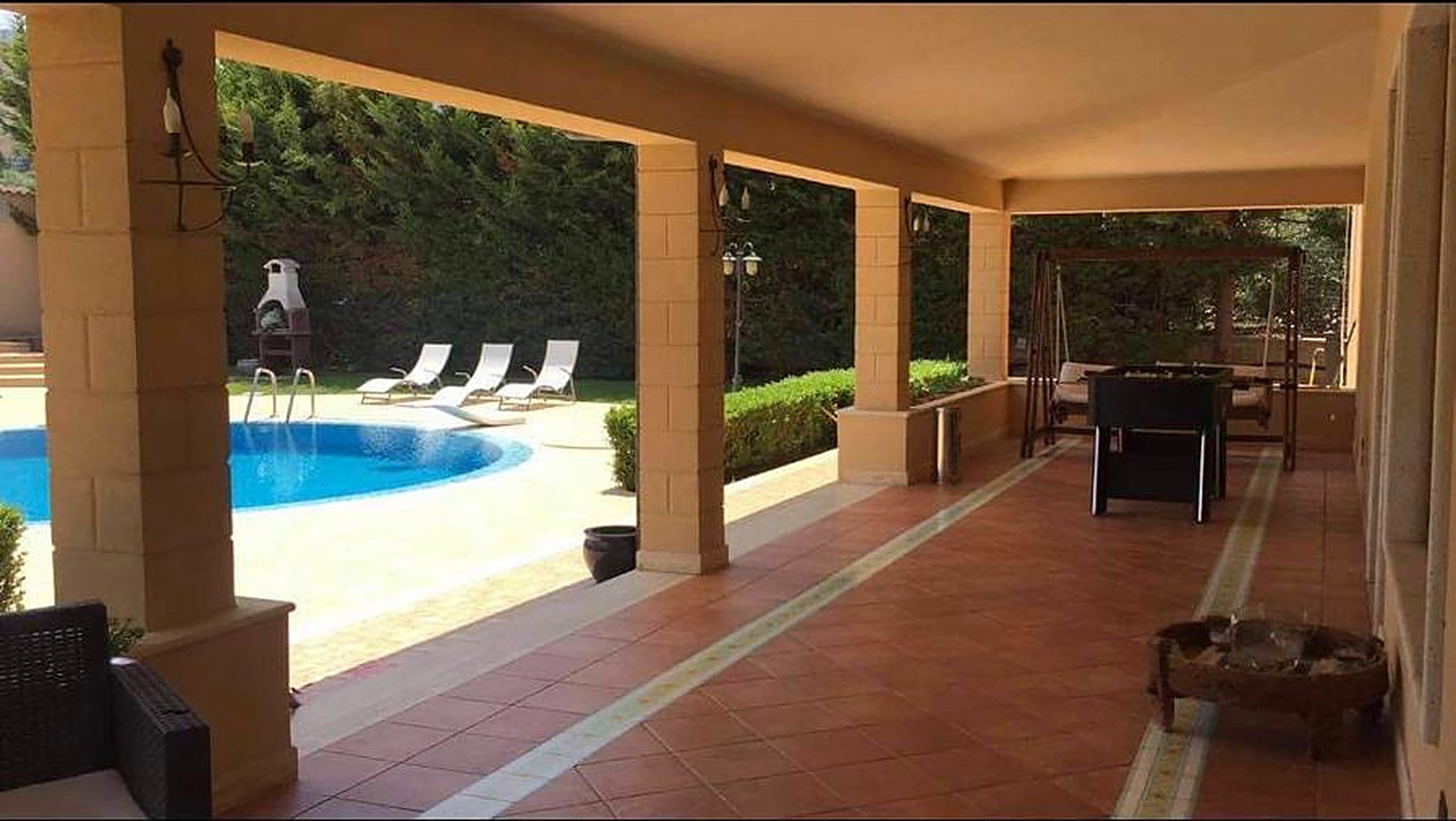 La veranda coperta sulla piscina
